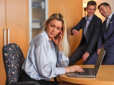 Почему на рабочем месте страдают от абьюза женщины 35-45 лет