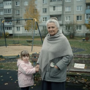 Соседка выбирает чужих детей вместо внуков: что скрывается за этой историей?