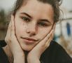 Почему эмоции важнее денег для женщин: три основных аспекта